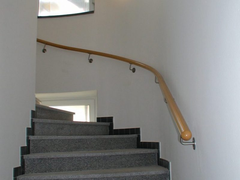 Handlauf aus Holz an einer runden Treppe